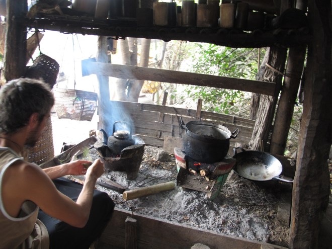 Diego cocina en Tacomepai